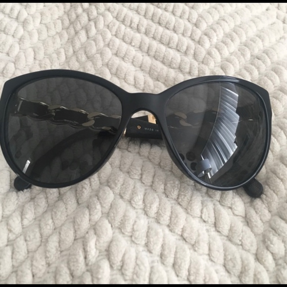 Chanel leather and chain sunglasses - Picture 2 of 3